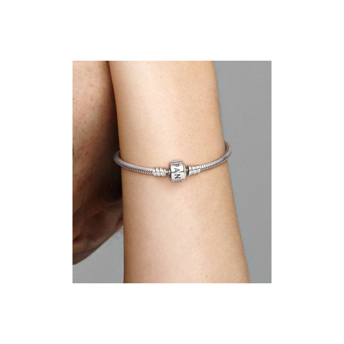 Pulsera Pandora Moments Cadena de Serpiente con Cierre de Barril