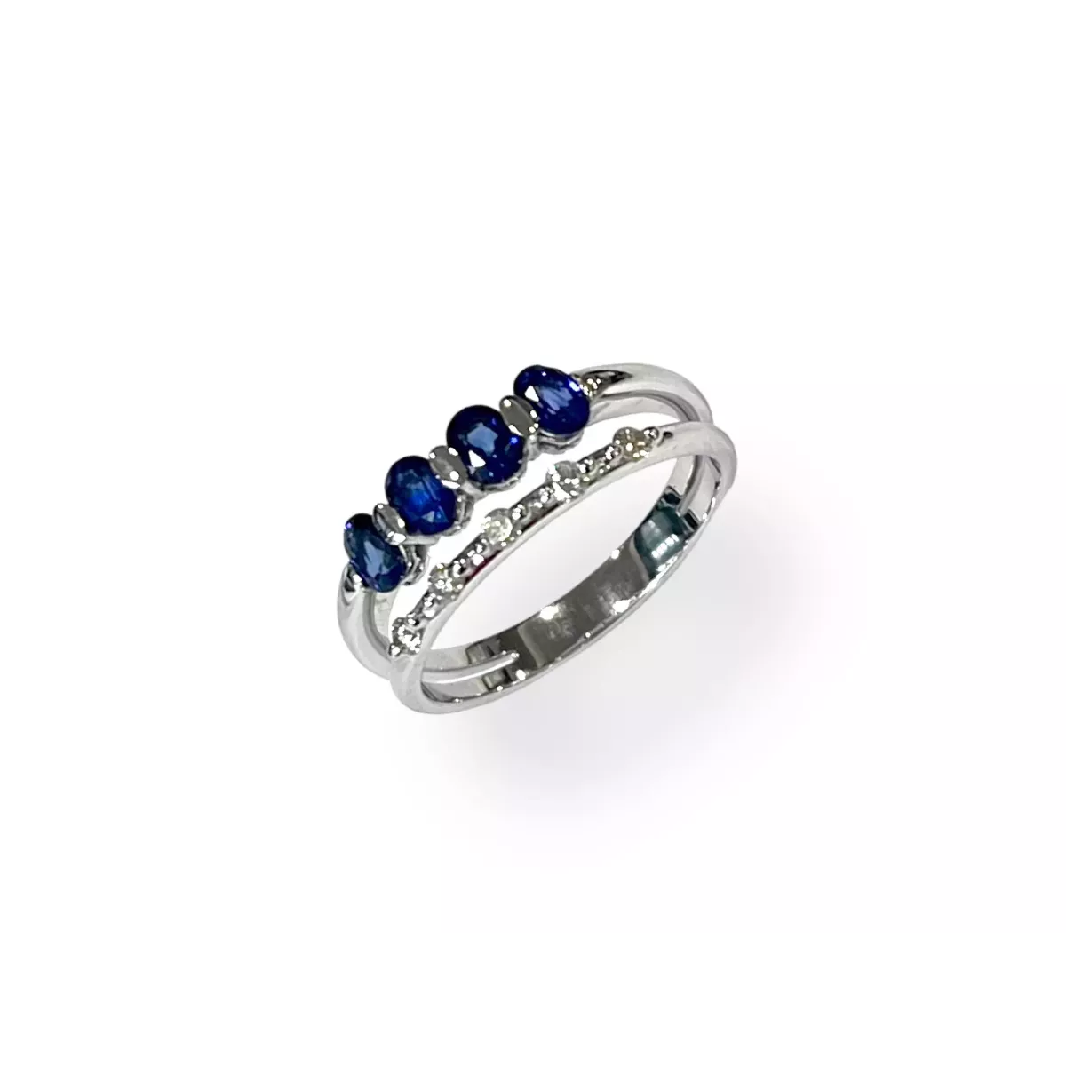 Anillo de oro blanco y diamantes con zafiros azules naturales