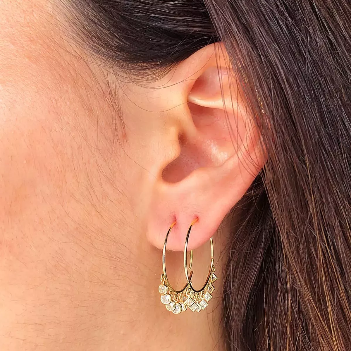 18K AROS ORO AMARILLO HILO DE 20 MM CON 5 COLGANTES CIRCONITA BLANCAS 1,40gr