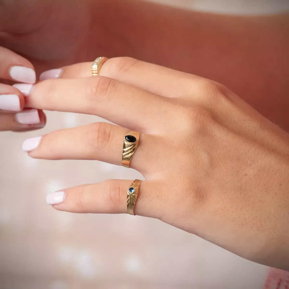 18K SOLITARIO ORO AMARILLO PEQUEÑO BEBE O MEÑIQUE CIRCONITA NEGRA OVAL 5X3MM 1,05gr