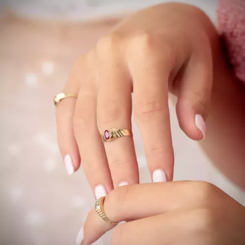 18K SOLITARIO ORO AMARILLO PEQUEÑO BEBE O MEÑIQUE CIRCONITA ROJA OVAL 5X3MM 1,05gr